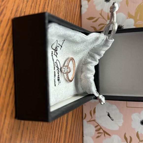 Beautiful rose gold Tiger Gems ring - Picture 10 of 11